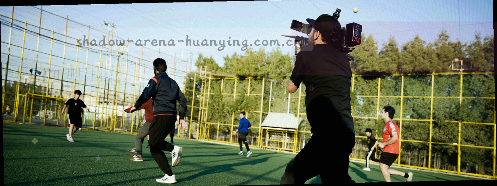 横向刻度线与年份节点组成的深色纹理背景，用于标注赛事档案的时间跨度